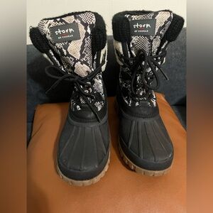 Cove Women's Black and Gray Winter Boots